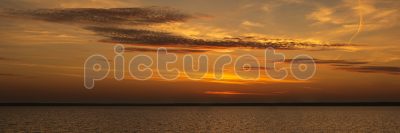 Закат над озером