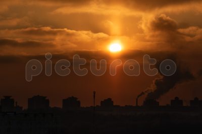 Оранжевый закат над городом